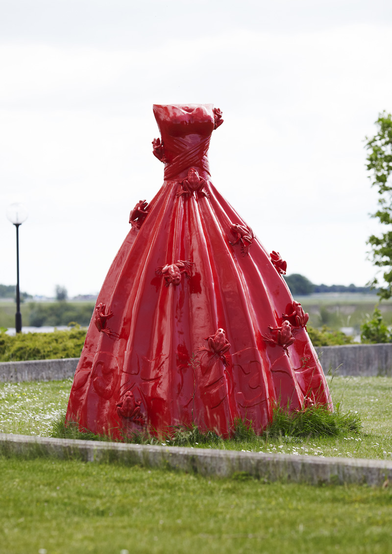 frog in a wedding dress